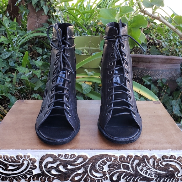 Edgy Cool Steve Madden Black Leather Caged Sandals - Picture 2 of 7